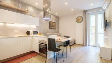 Deluxe-Apartment, 1 Schlafzimmer | Wohnbereich | Flachbildfernseher