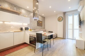 Deluxe-Apartment, 1 Schlafzimmer | Wohnbereich | Flachbildfernseher