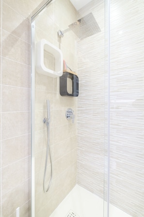 Deluxe-Apartment, 1 Schlafzimmer | Badezimmer | Dusche, Haartrockner, Bidet, Handtücher