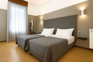 Deluxe kamer, 1 queensize bed, uitzicht op de stad | 1 slaapkamer, luxe beddengoed, een minibar, een kluis op de kamer