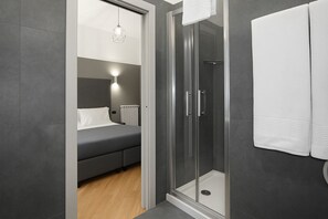 Deluxe kamer, 1 queensize bed, uitzicht op de stad | Badkamer | Een douche, een regendouche, gratis toiletartikelen, een haardroger