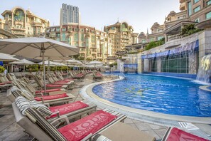 Outdoor pool, pool loungers - Roda Al Murooj Residences (Dubai)