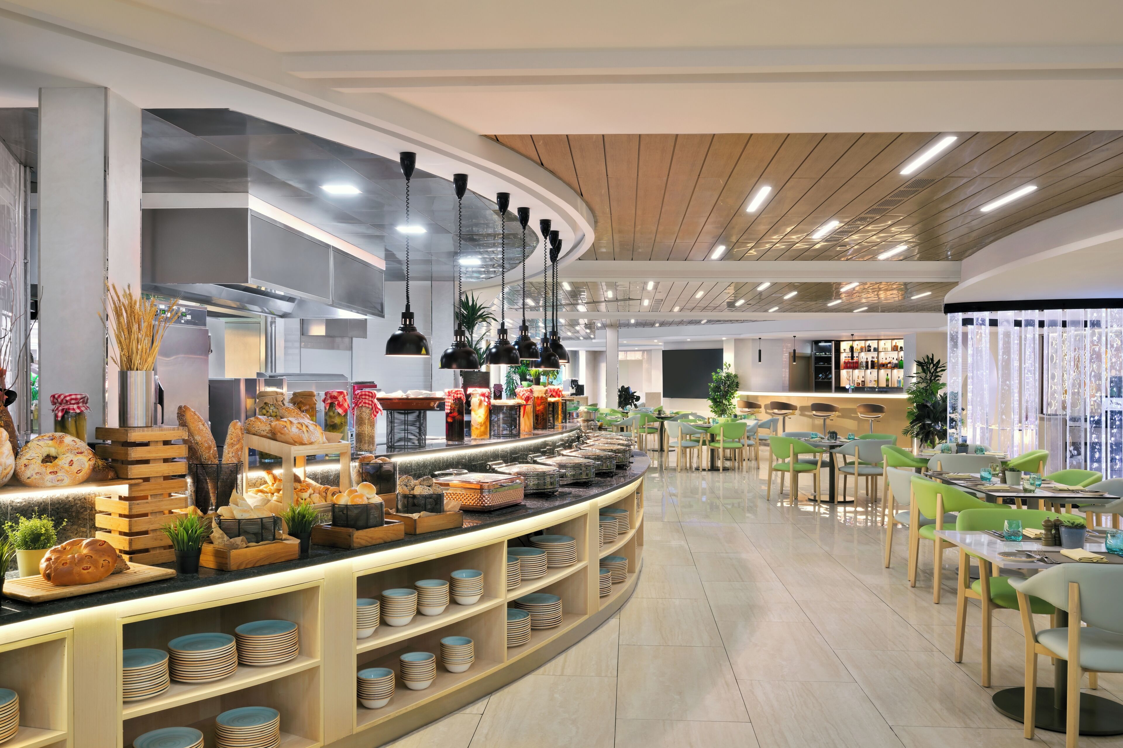 每日供应外卖早餐（每人 AED 120）