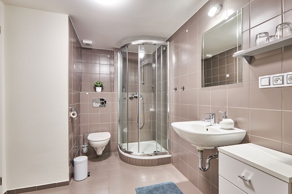 Double or Twin Room, City View (5) | Bathroom | Free toiletries, hair dryer, towels