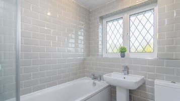 Comfort House, 3 Bedrooms, Kitchen | Bathroom | Combined shower/bathtub, free toiletries, towels