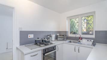Comfort House, 3 Bedrooms, Kitchen | Private kitchen | Full-size fridge, microwave, oven, stovetop