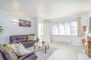 Comfort House, 3 Bedrooms, Kitchen | Living area | Flat-screen TV - Shirley House (Gravesend)