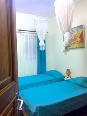 Cofres nos quartos, escrivaninha, Wi-Fi de cortesia, roupa de cama