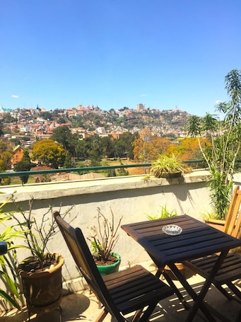 Balcony. Tana-Jacaranda - Hostel