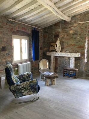 Unclassified image, 4 of 62, button - Inside the Wall (Lucca)