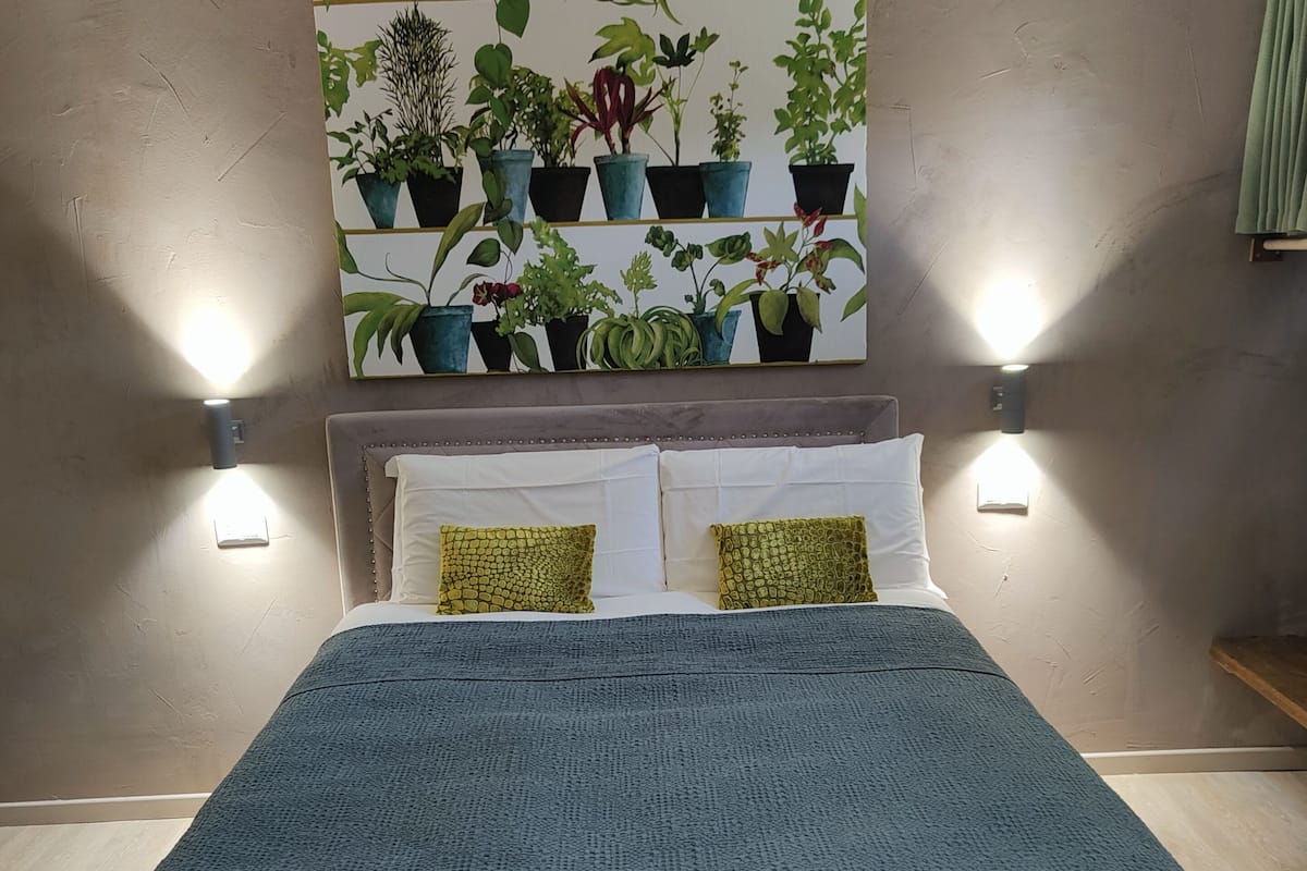 1 bedroom, Egyptian cotton sheets, premium bedding, down duvets