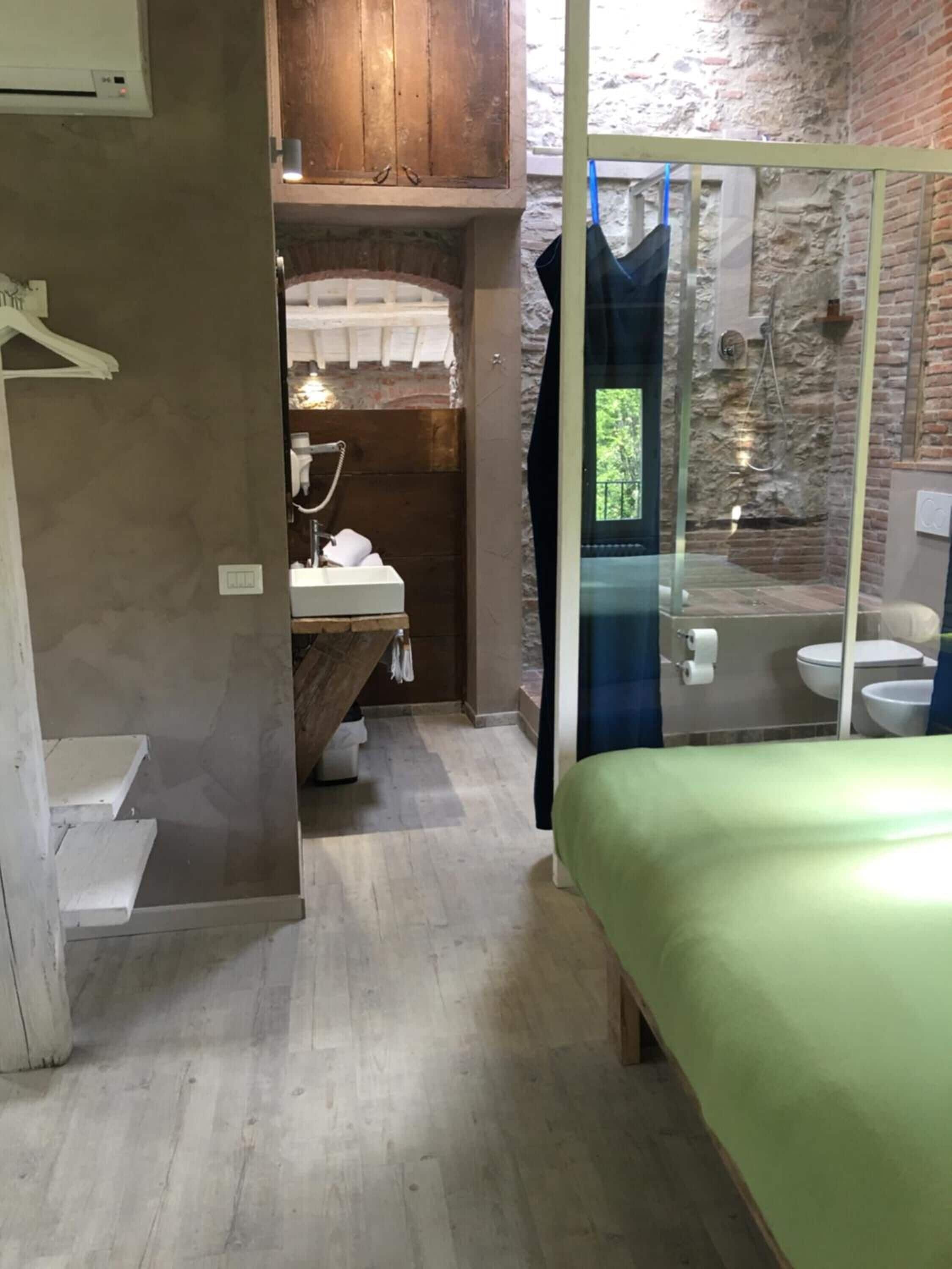 Douche, douche à « effet pluie », articles de toilette de luxe