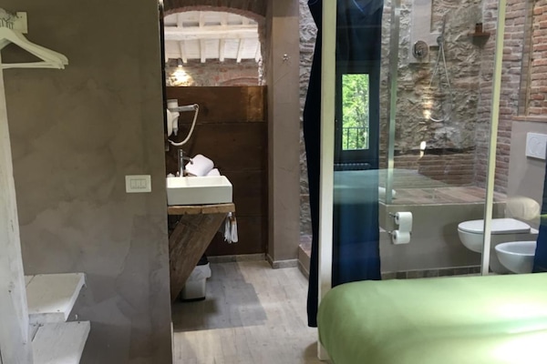 Chuveiro, chuveiro com efeito de chuva, produtos de toalete de grife