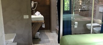 Inside the Wall 飯店