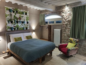 Egyptian cotton sheets, premium bedding, down duvets, memory-foam beds - Inside the Wall  (Lucca)