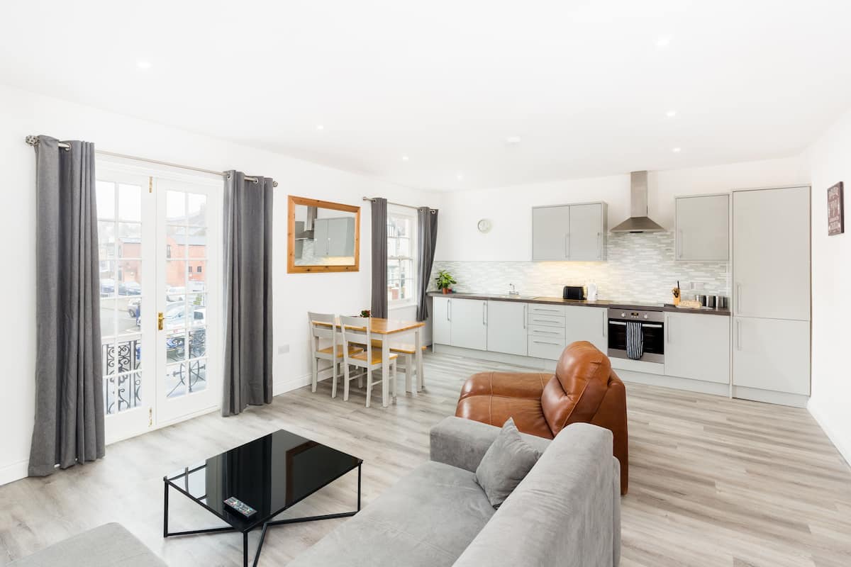 Leilighet – deluxe, 1 dobbeltseng med sovesofa | Oppholdsområde | TV