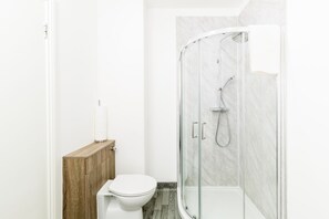 Apartment 5 - family | Bathroom | Shower, rainfall showerhead, hair dryer, towels