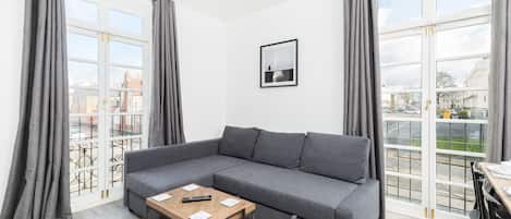 Apartamento Signature (6) | Sala de estar | Una televisión