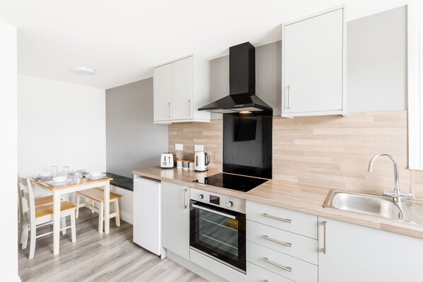 Apartment 8 - Family | Private kitchen | Full-sized fridge, oven, stovetop, electric kettle - Marvel Apartments (Royal Leamington Spa)