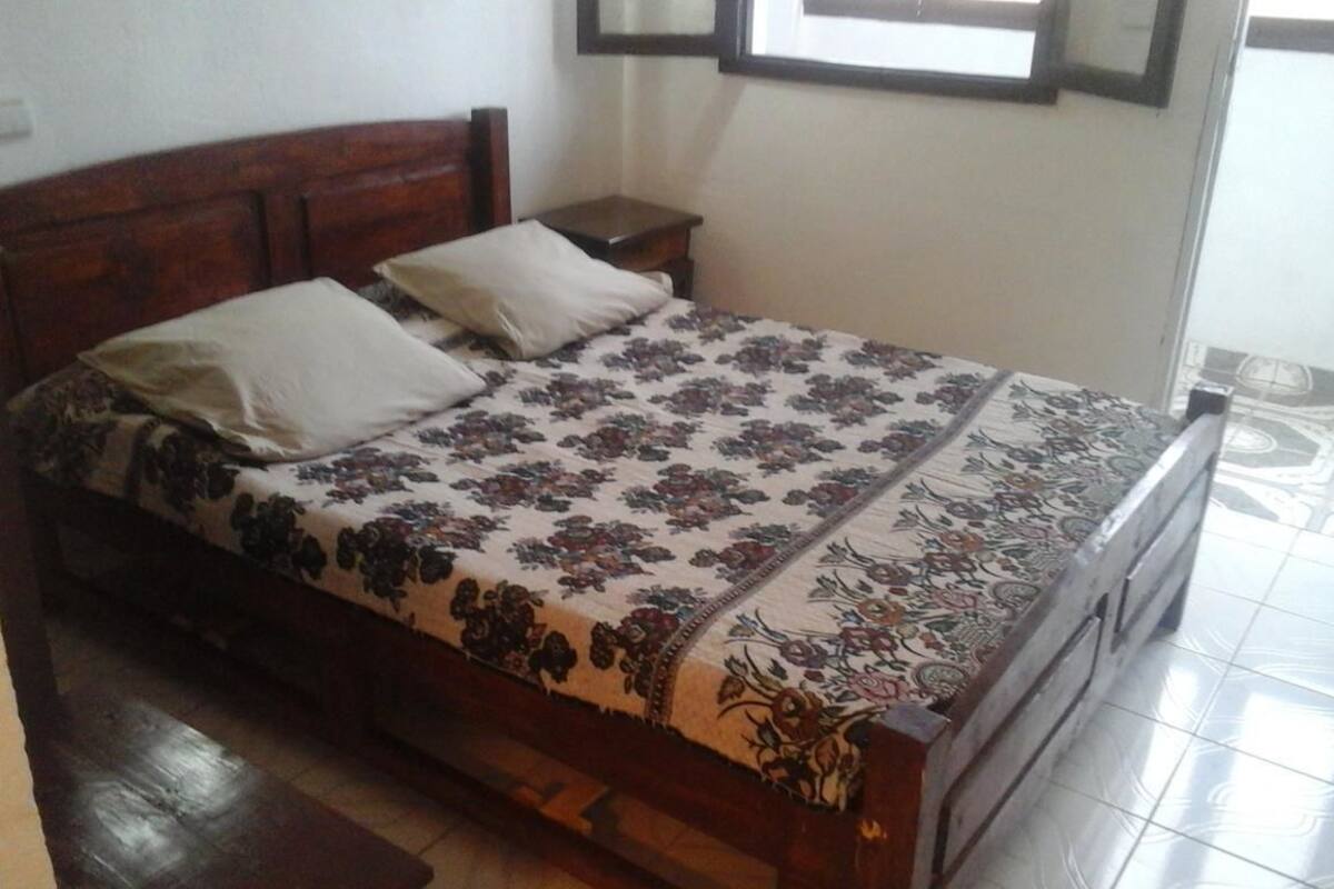 Cribs/infant beds, rollaway beds, bed sheets