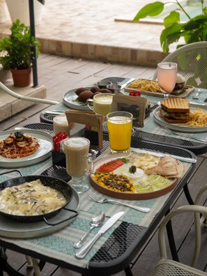 S'hi serveixen plats de cuina internacional 