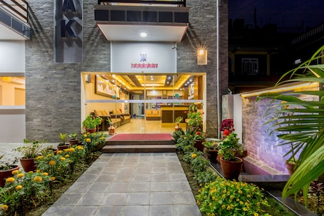 Fachada de la propiedad por la tarde o noche