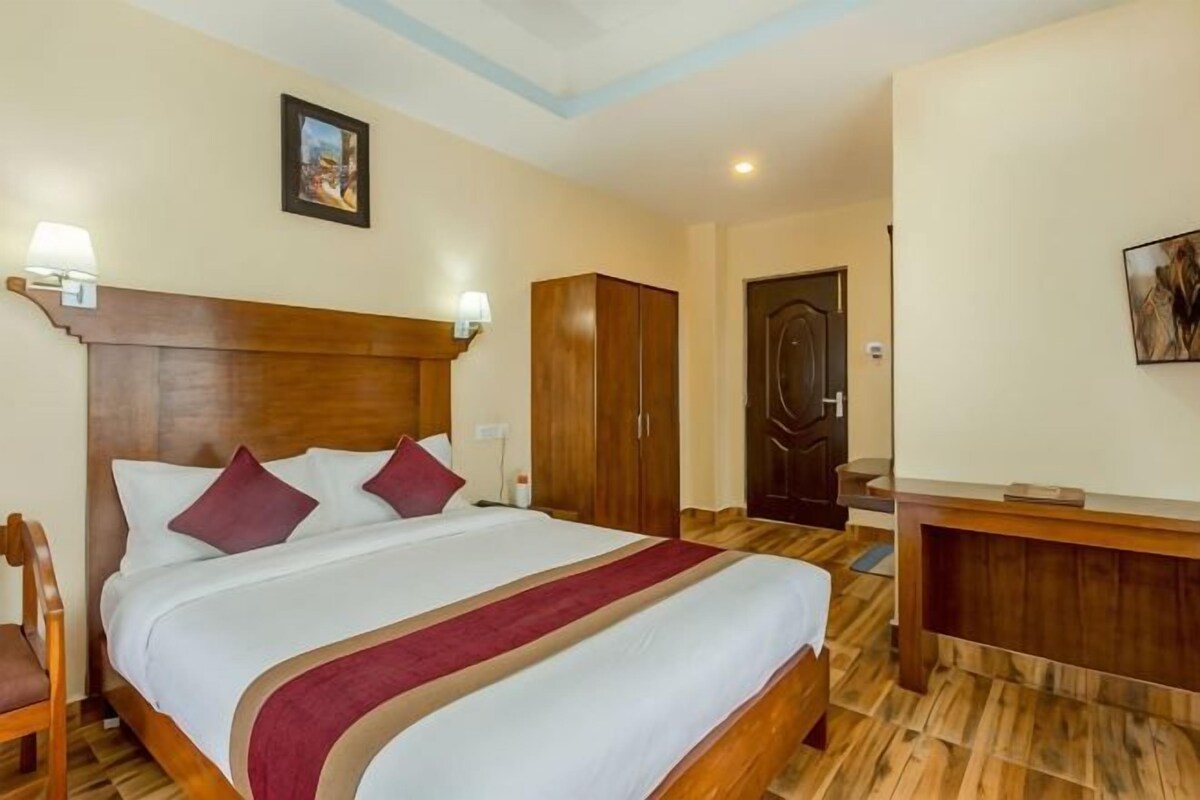 Ropa de cama de alta calidad y caja de seguridad en la habitación
