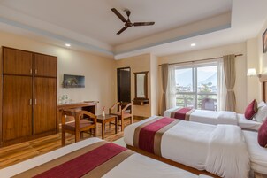 高級寢具、房內夾萬、書桌、手提電腦工作空間