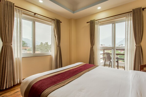 Ropa de cama de alta calidad y caja de seguridad en la habitación 