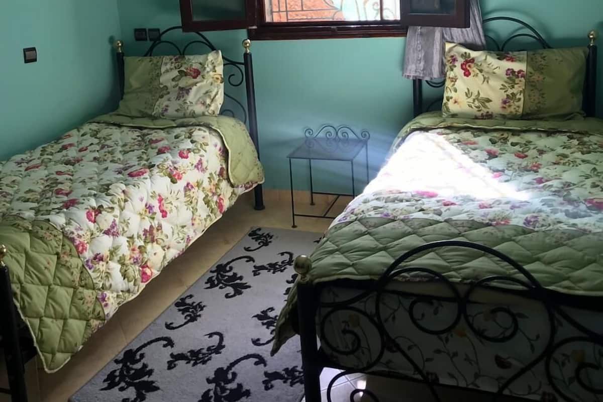 Habitación con 2 camas individuales | Tabla de planchar con plancha, cunas gratuitas y wifi gratis