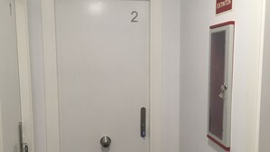En hvid dør med nummer 2, en nøglehul og en dørhåndtag.