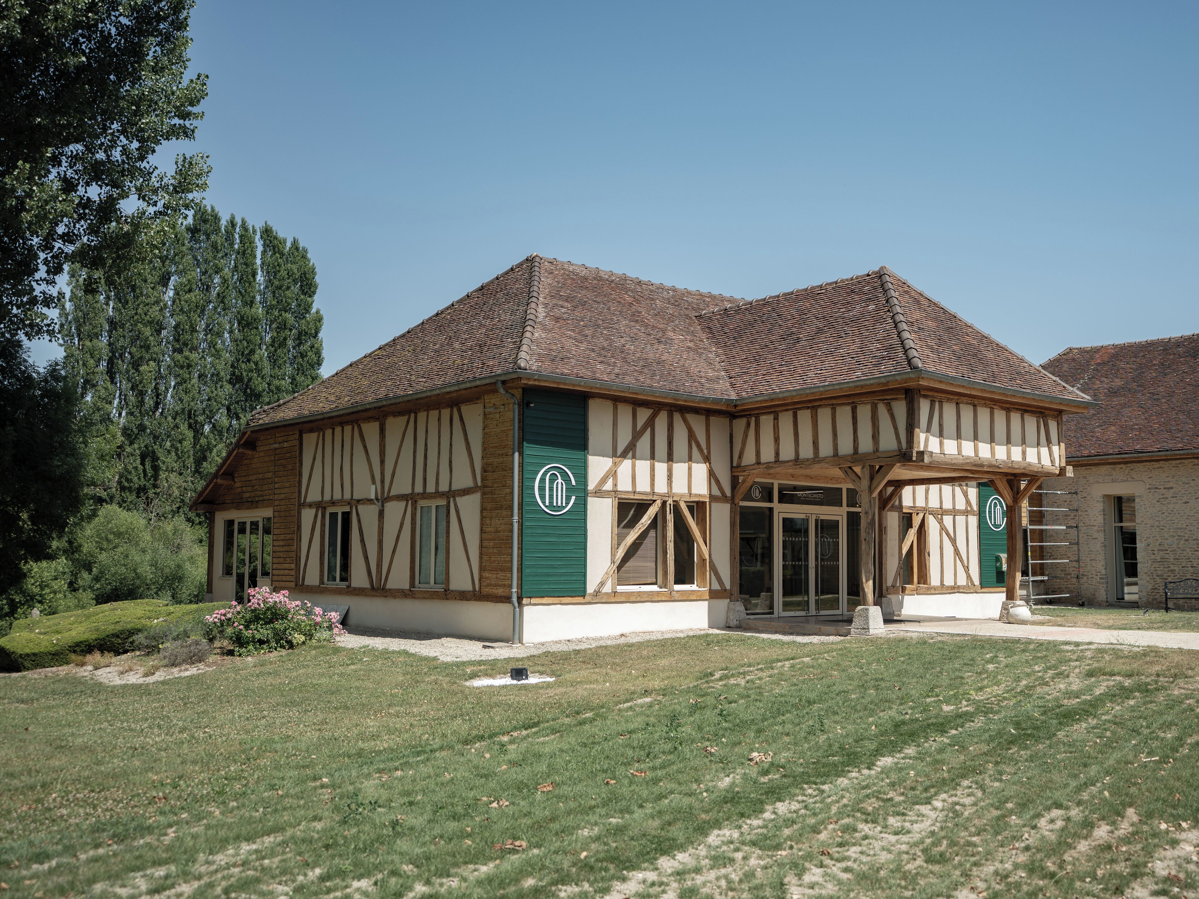 Vista frontal de la propiedad