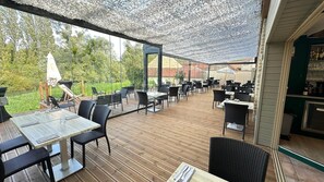Frokost, lunsj og middag serveres, utsikt mot hagen