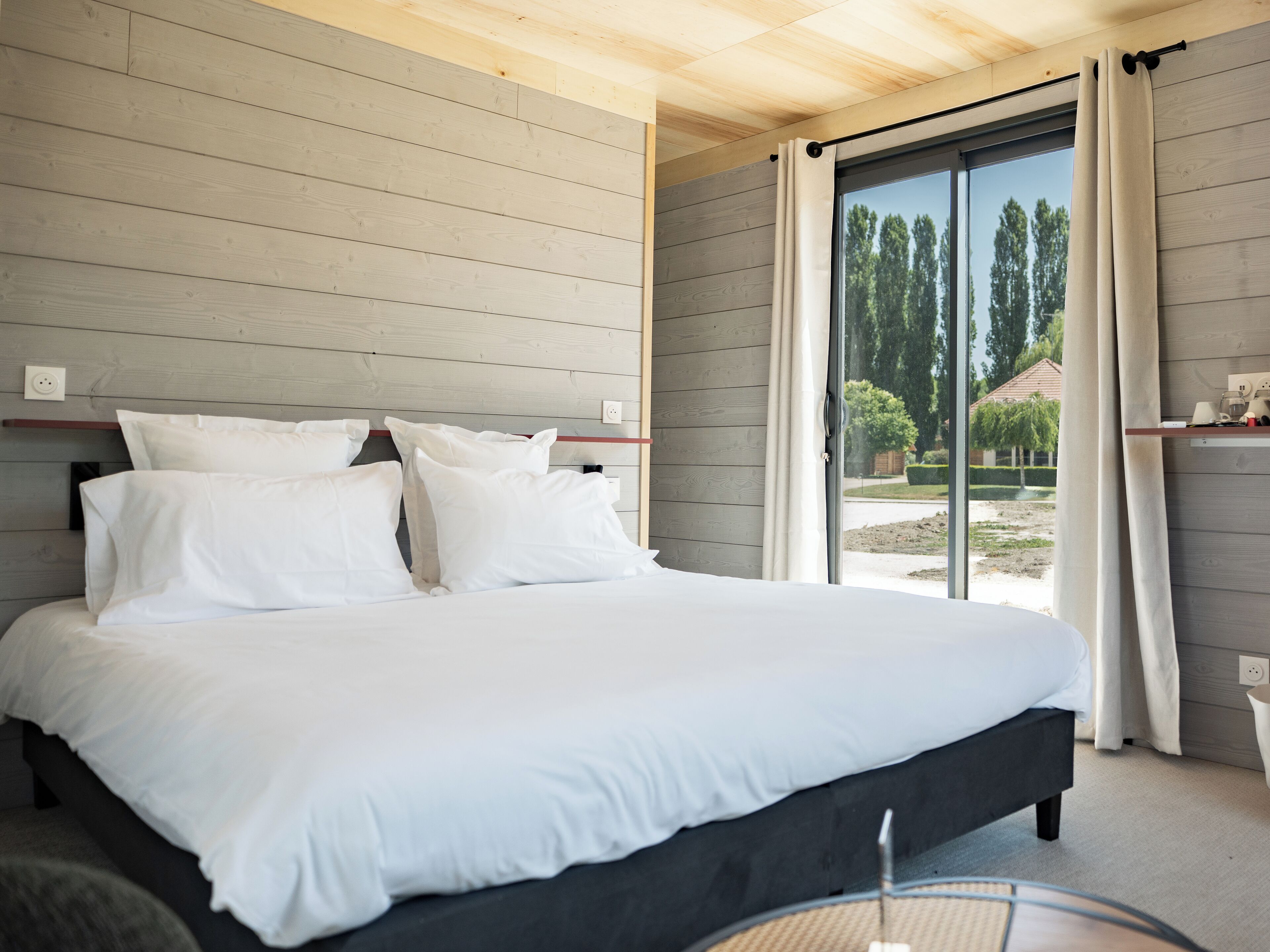 スタンダード ダブルまたはツインルーム テラス ガーデンビュー | セーフティボックス (室内)、客室ごとに異なる装飾、客室ごとに異なるインテリア、遮光カーテン