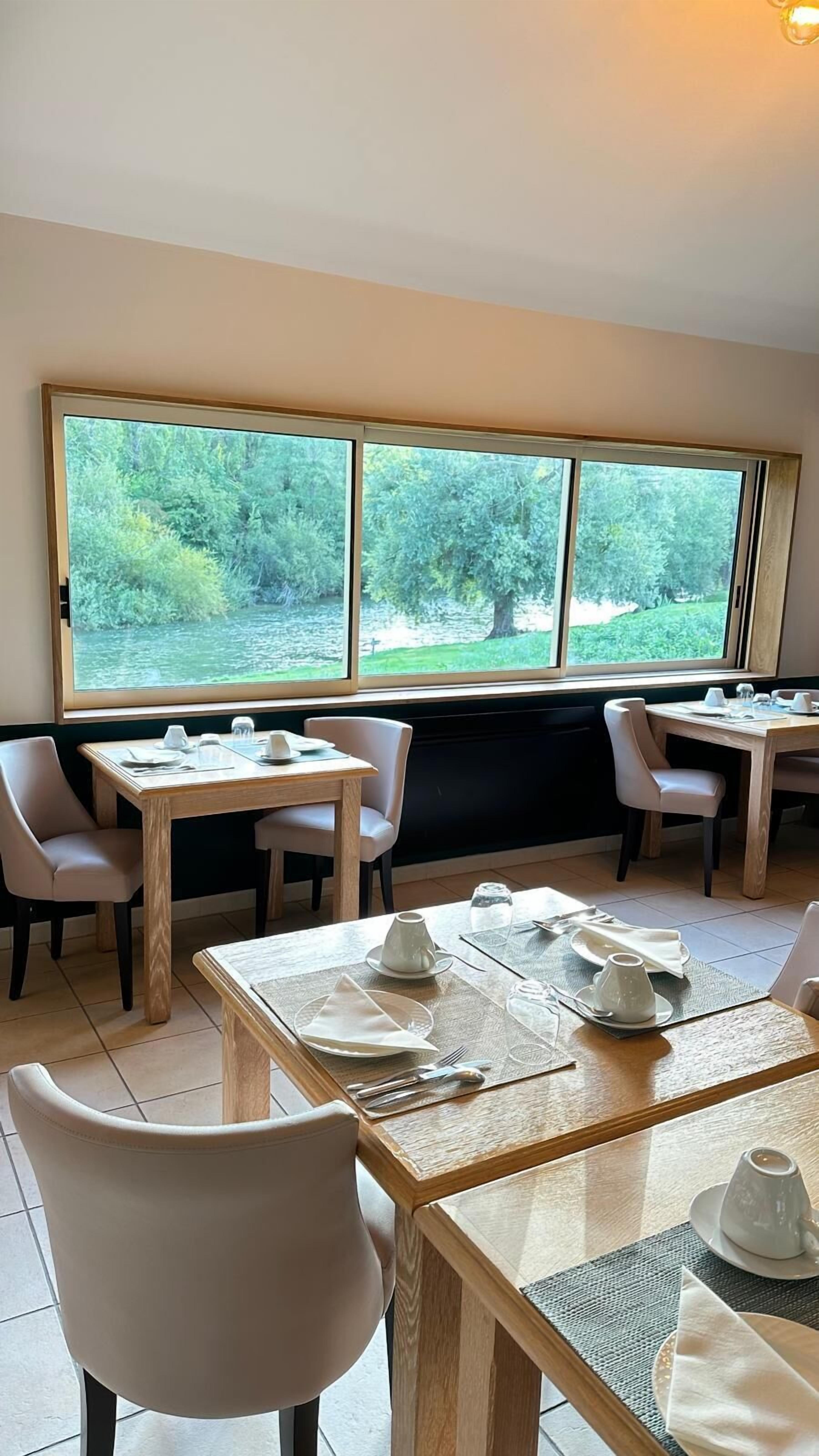 Tägliches Frühstücksbuffet (15 EUR pro Person)