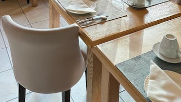 Petit déjeuner buffet (15 EUR par personne)