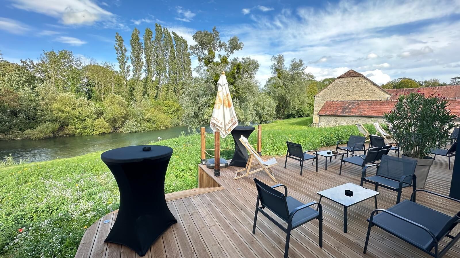 Serveert lunch, diner, brunch, uitzicht op de tuin 