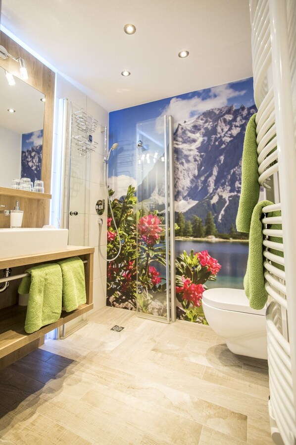Appartement, 1 chambre (Zugspitzblick II) | Salle de bain | Douche, articles de toilette (gratuits), séchoir à cheveux