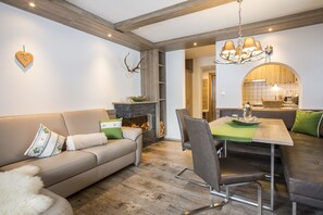 Appartement, 1 chambre (Zugspitzblick II) | Aire de séjour | Téléviseur à écran plat, lecteur de DVD