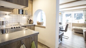 Cafetera/tetera, refrigerador, microondas, placa de cocina