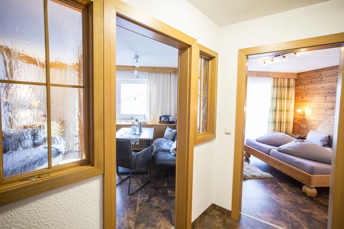 Familienapartment, 1 Schlafzimmer (Roter Stein I) | 1 Schlafzimmer, Zimmersafe, Bügeleisen/Bügelbrett, kostenloses WLAN