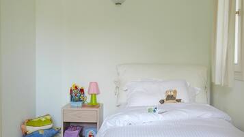 2 chambres, coffres-forts dans les chambres, bureau