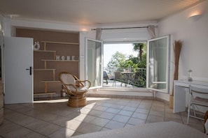 Apartamento, 3 quartos (Mia) | Área de estar | TV de tela plana