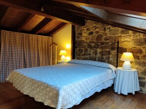 4 bedrooms, desk, iron/ironing board, WiFi