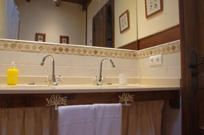 Badewanne, Haartrockner, Bidet, Handtücher