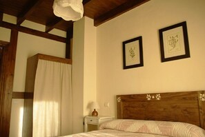 4 bedrooms, desk, iron/ironing board, WiFi