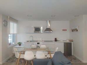 Refrigerador, microondas, cafetera y tetera y tostadora 