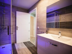 SĂšche-cheveux, serviettes fournies