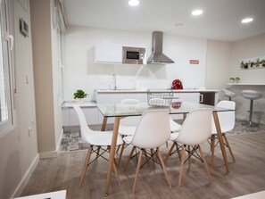 Kühlschrank, Mikrowelle, Wasserkocher mit Kaffee-/Teezubehör, Toaster