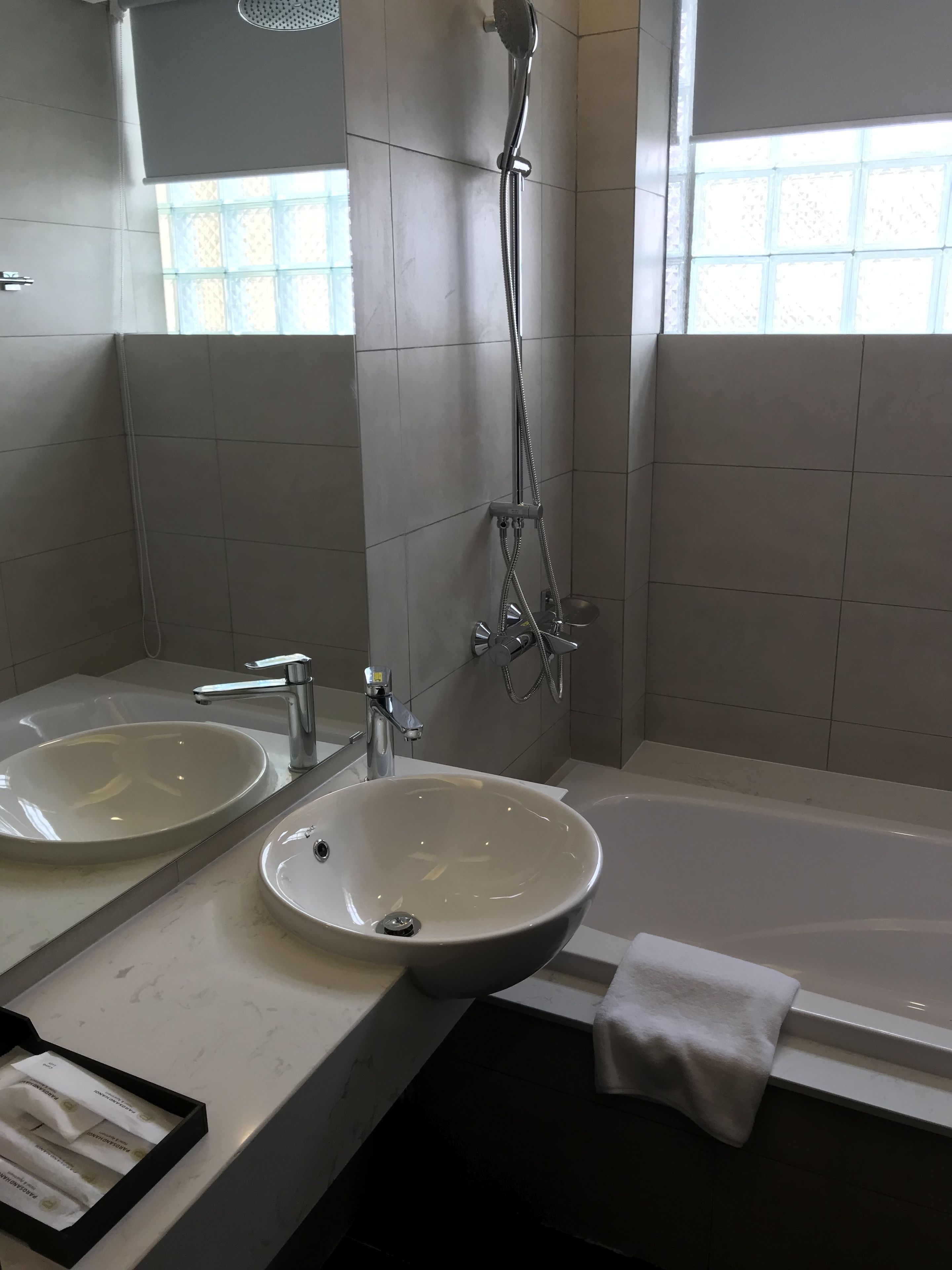 Casa de banho com duas pias, chuveiro e banheira.